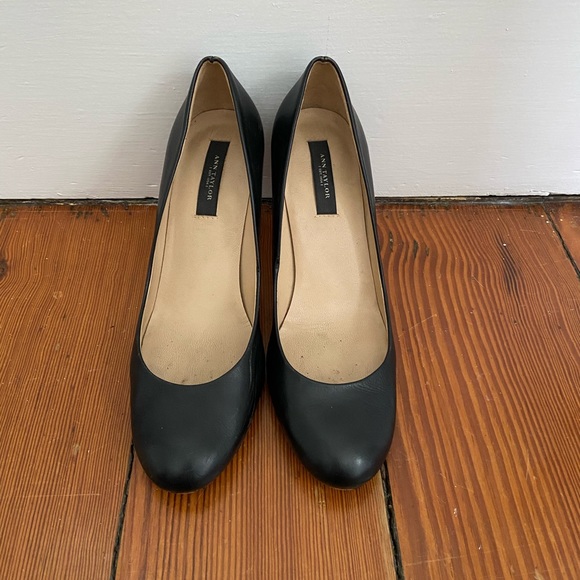 Ann Taylor classic black leather pumps, size 6.5 - Picture 2 of 6